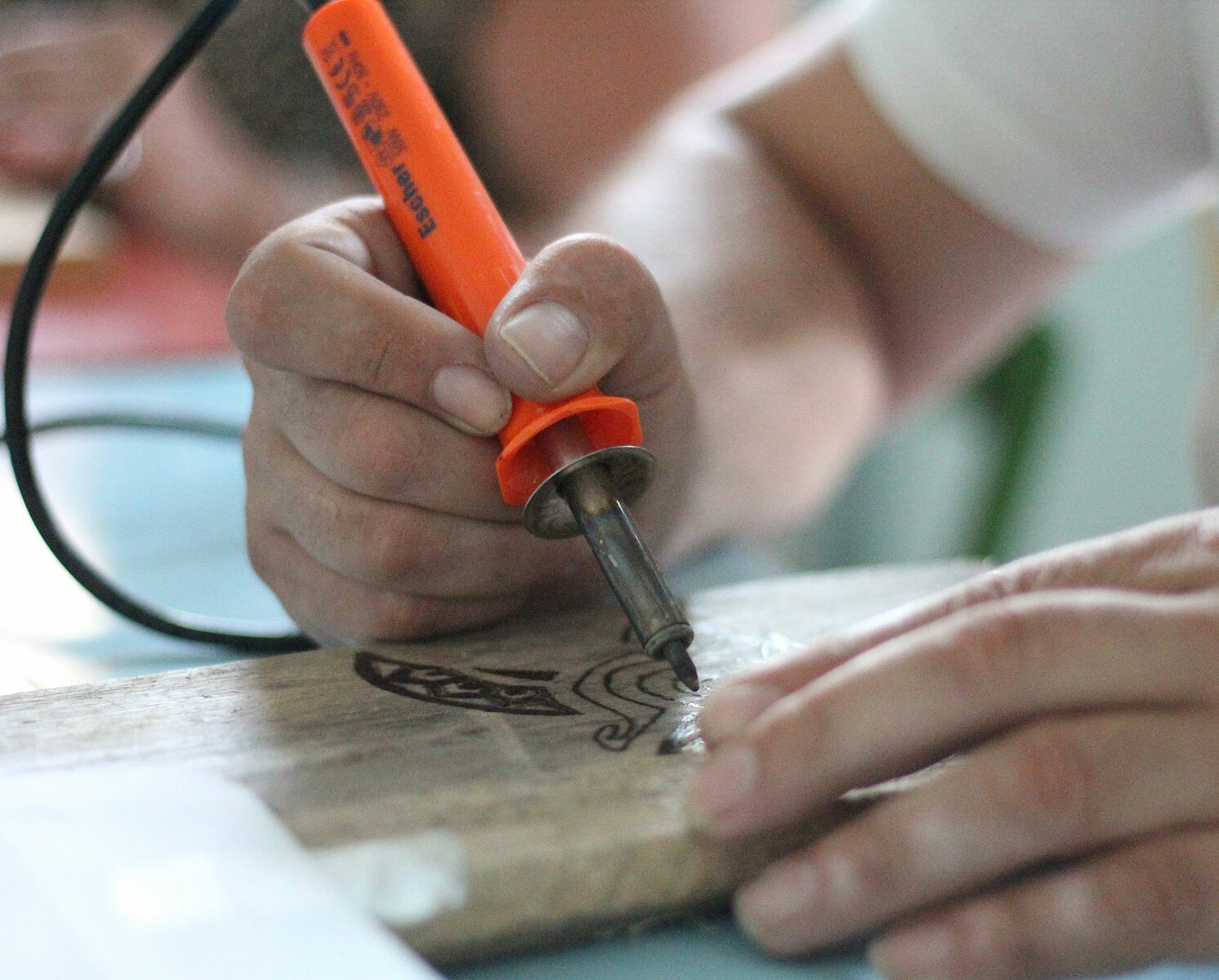 Izlab MakerSpace a Torino ospita il corso di Ettore Fassino di WAP We Are Pyrographers, dedicato all'arte della pirografia.
Durante il corso i partecipanti conosceranno gli strumenti e tecniche per incidere e il legno con il calore.
Dopo la teoria e l'esercitazione pratica, il motivo decorativo scelto sarà riportato sul proprio oggetto.