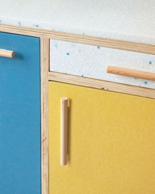 CUCINA MARIA ANTONIETTA (1/3) 
Ottimizzare, curare i dettagli, sfruttare le pareti e immaginare nuove soluzioni: questi gli ingredienti che abbiamo utilizzato per arredare l'ambiente.

I protagonisti della cucina sono i colori del valchromat blu e giallo alternati dai piani in plastica riciclata @plastiz_ . Il top e le ante sono infatti realizzate in Hdpe derivante da scarti della raccolta differenziata, ricreando una texture terrazzo con punte di blu. Ad incorniciare la struttura, il bordo a vista del multistrato in pino, ripreso nei sottili cilindri di legno che costituiscono le maniglie.

Una cucina dall’aspetto caldo, accogliente e dall’anima sostenibile, progettata per resistere anche allo scompiglio della quotidianità.